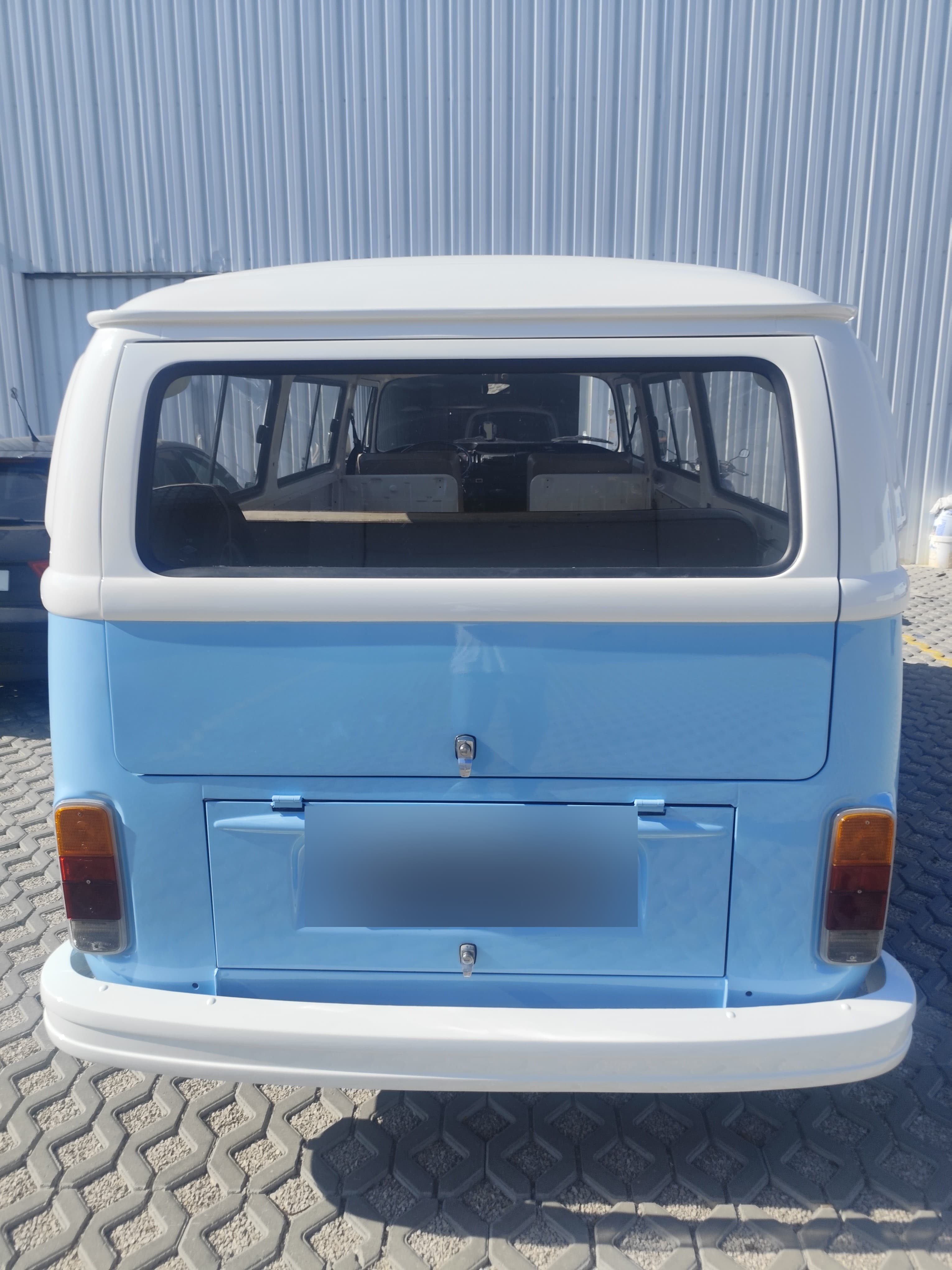 A traseira da van azul