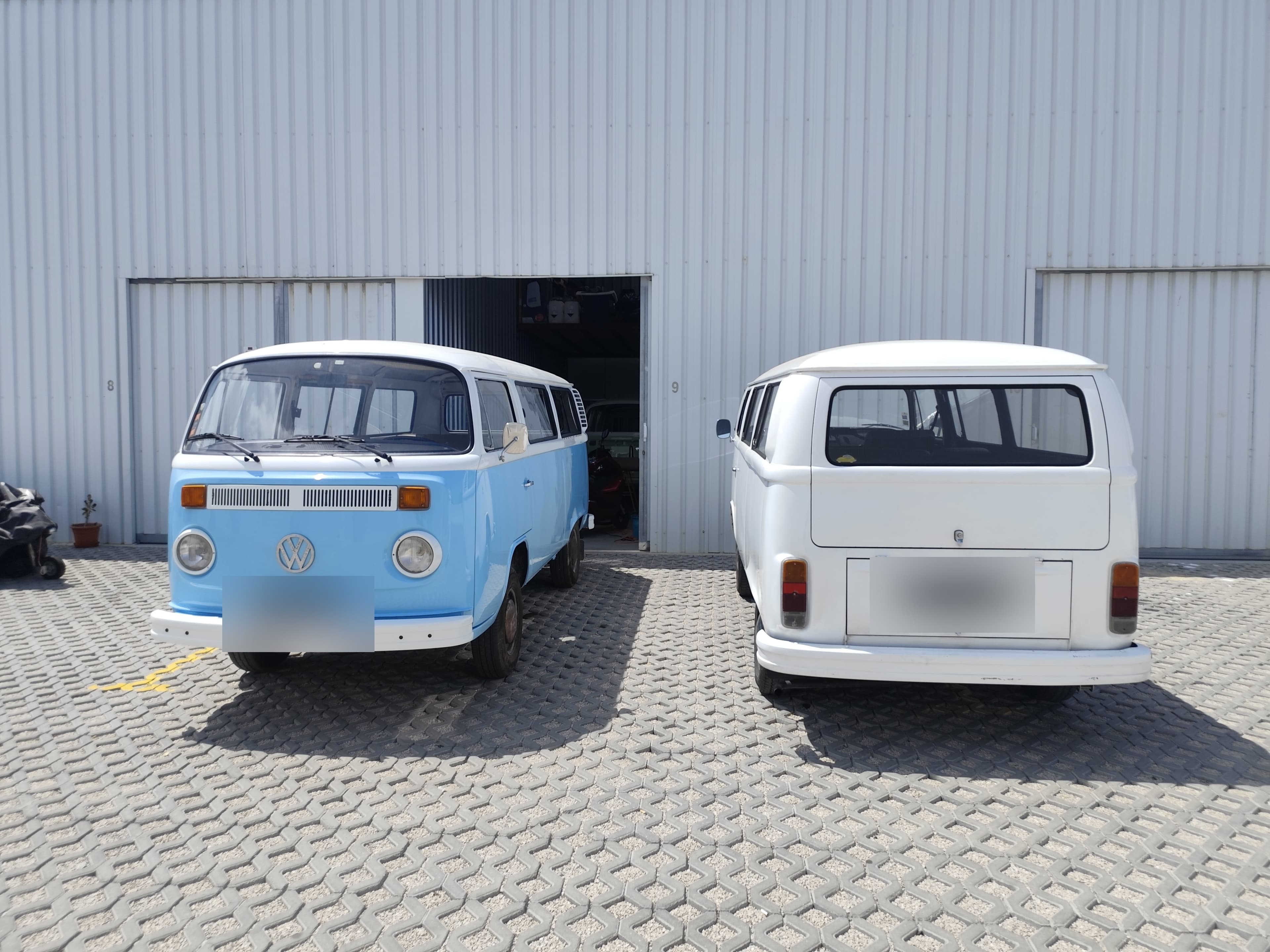As duas VW T2 de 1974, a azul e a branca, lado a lado